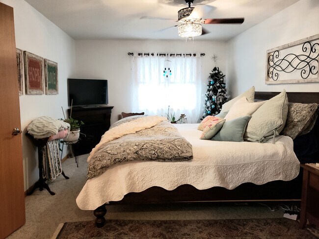 Building Photo - 1610 Upper Trentwood Cir NE