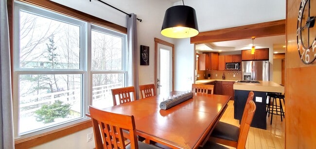 Building Photo - Fully Furnished Monthly Off-Season Gem!