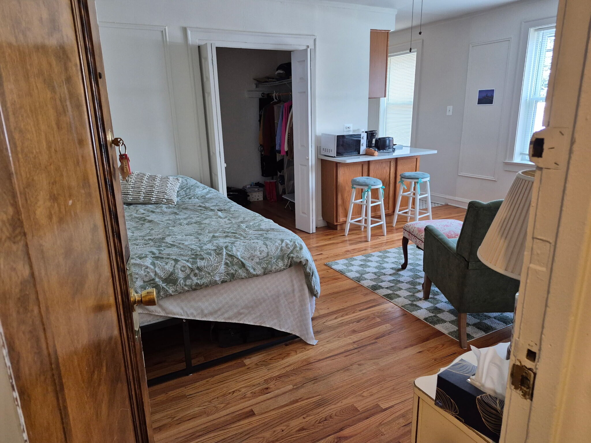 Large studio - 4531 Ashland N Ave