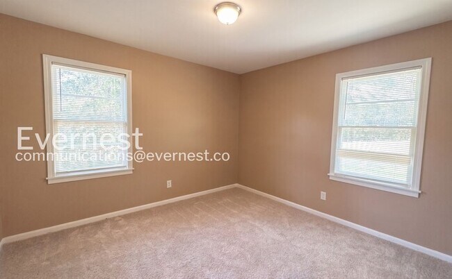 Building Photo - 4 Bed, 2 Bath Home with Fenced Yard / Available Now!