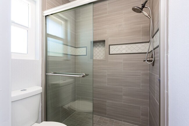 Building Photo - Charming Remodeled Townhome!
