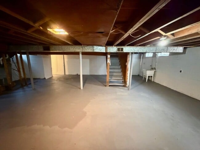 Building Photo - 3 Bedroom 1 and 1/2 Bath Home for Lease. Welcome Section 8