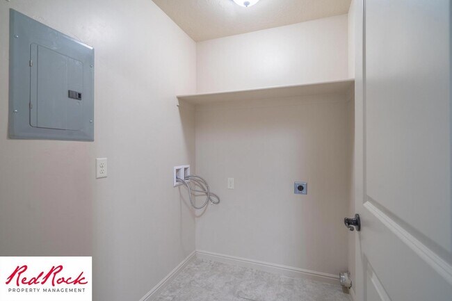 Building Photo - Cozy Townhome with Community Pool
