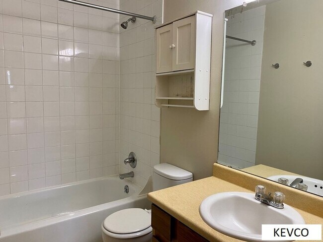 Building Photo - Charming House with Open Floor Plan