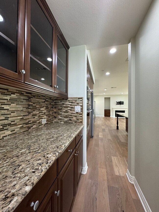 Building Photo - Modern 5 Bed, 4.5 Bath Home in Tustin Legacy