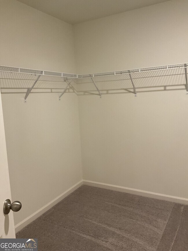 Building Photo - 305 Pond Ct