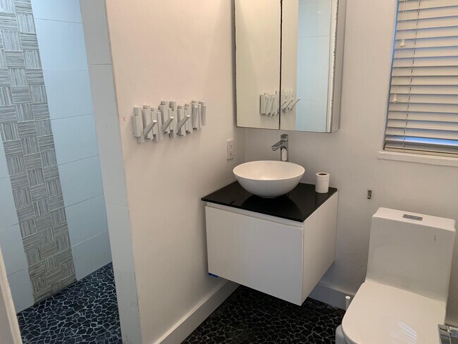 Building Photo - 9007 NE 10th Ave