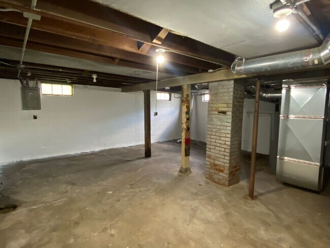 Building Photo - 2 Bedroom/1 Bath AVAILABLE NOW