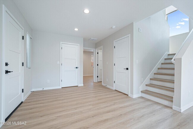 Building Photo - 739 N Queen Ave