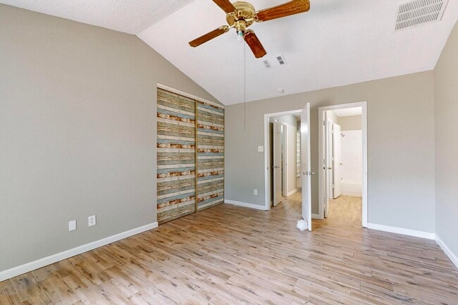 Building Photo - Cozy & Charming Duplex Retreat – Pet-Frien...