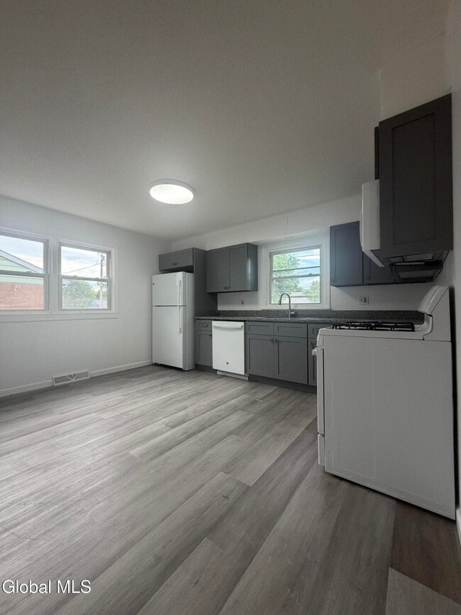 Building Photo - 5 Saybrook Dr