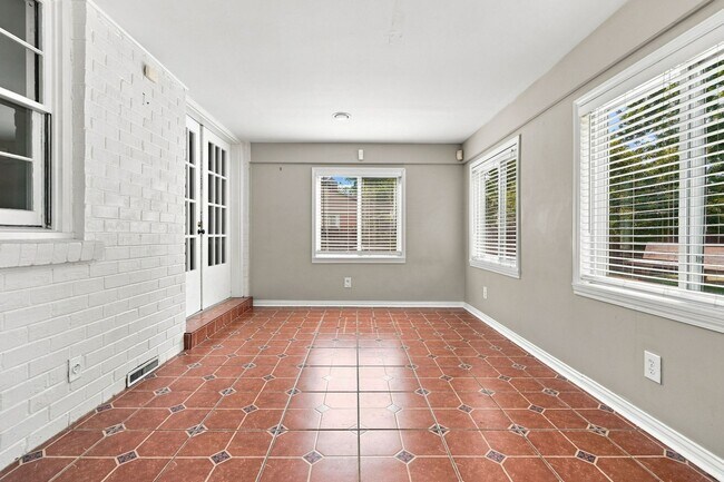 Building Photo - 912 Beechwood Rd