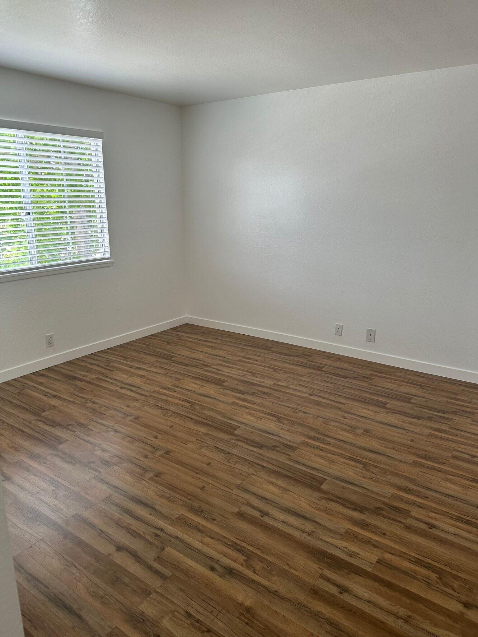 Building Photo - 402 N Clementine St