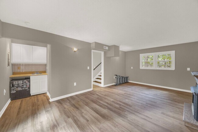 Building Photo - Lovely 3 bedroom, 1 1/2 bathroom home in G...