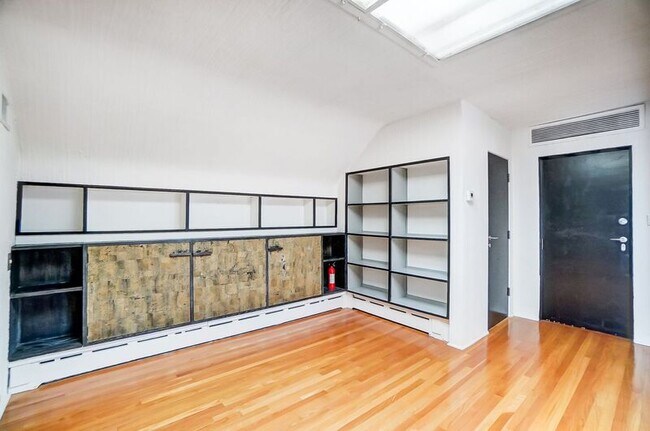 Building Photo - 2881 Observatory Ave