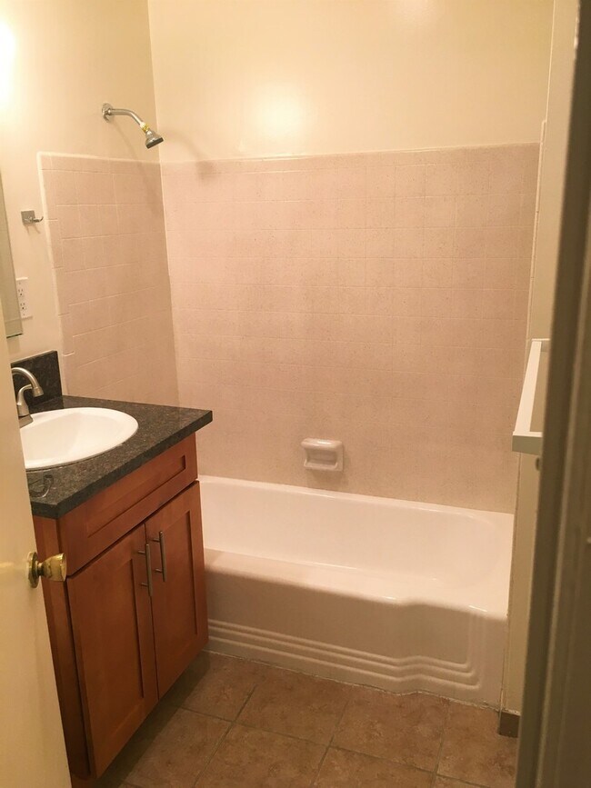 Building Photo - Parr, 10424-10425