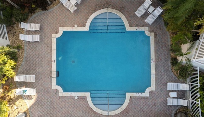 Building Photo - Seasonal Waterfront Living | Available April 15 – October 31