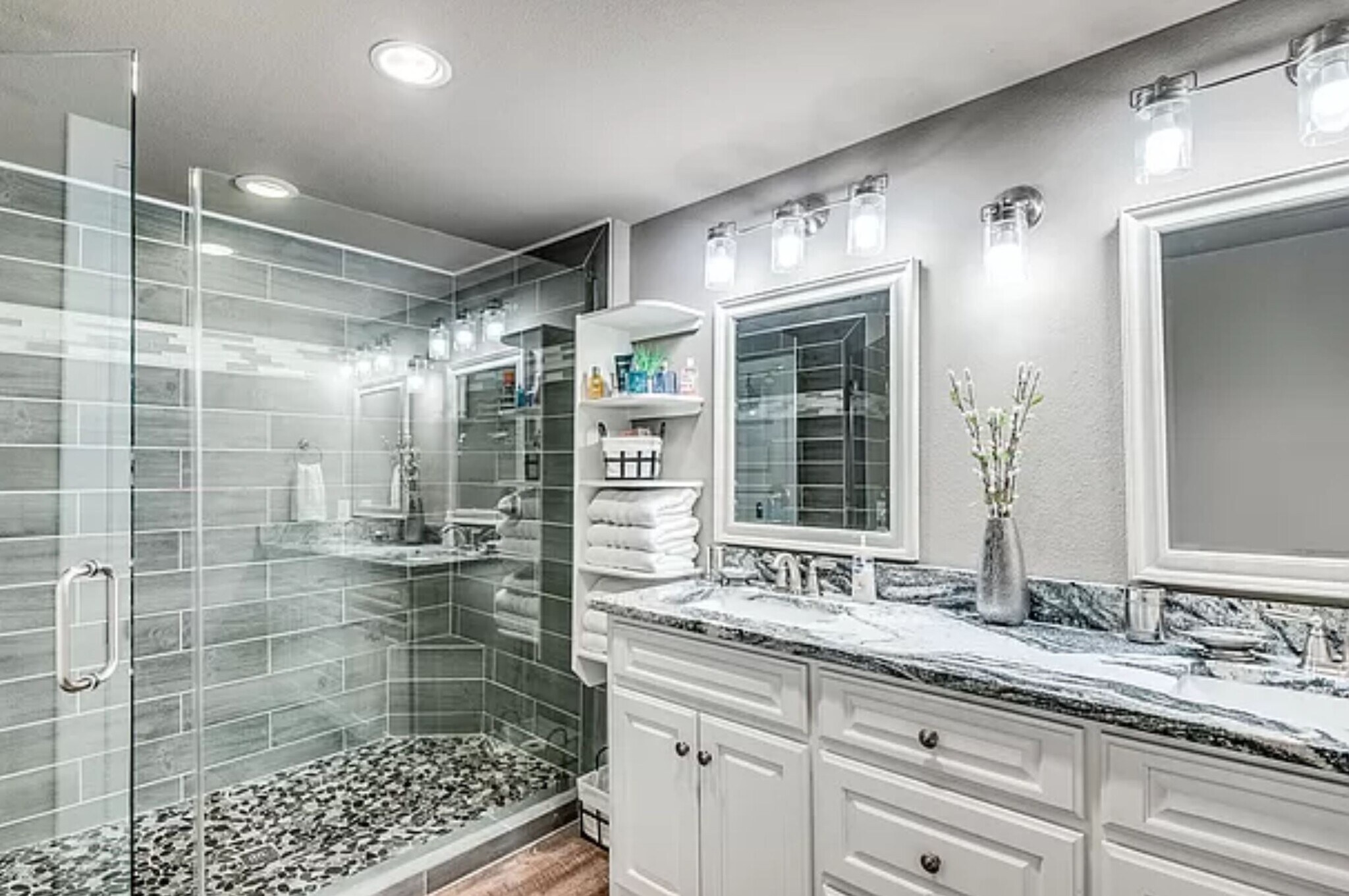 Building Photo - 730 S Mesquite Ave