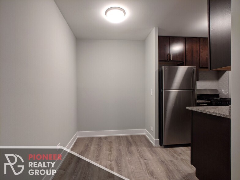 Building Photo - 542 W Surf St