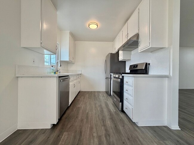 Building Photo - Spacious 2BD with Private Laundry Room, Garage Parking & Private Entrance