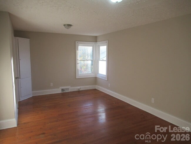 Building Photo - 505 S Cedar St