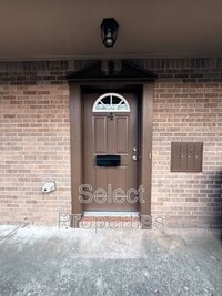 Building Photo - 819 W Matthews Ave