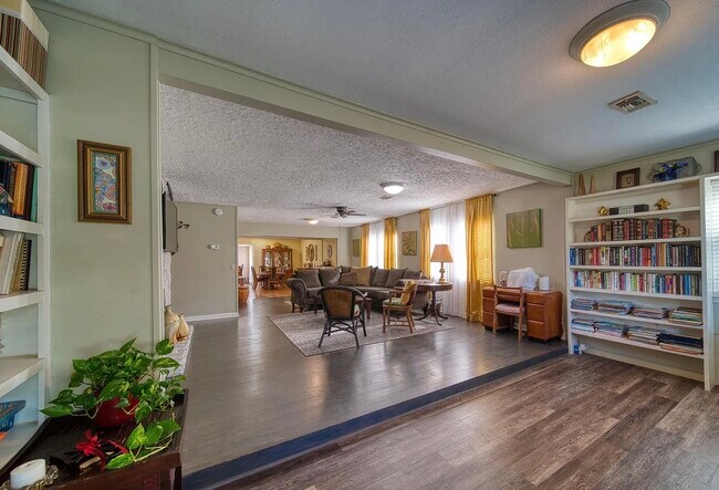 Building Photo - 3900 W 17th St