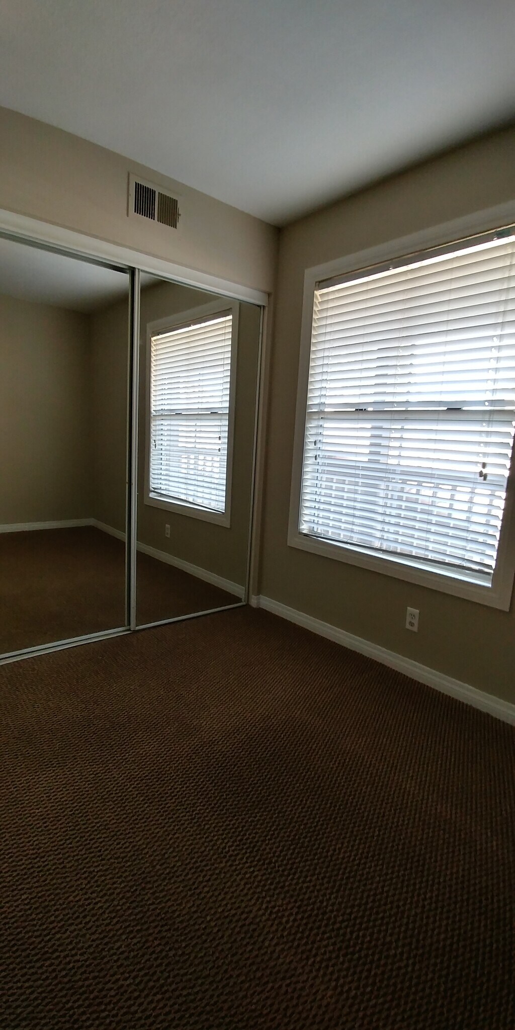 2nd Bedroom with mirror wardrobe. - 10 Abrigo