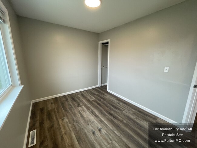 Building Photo - 300 Market St