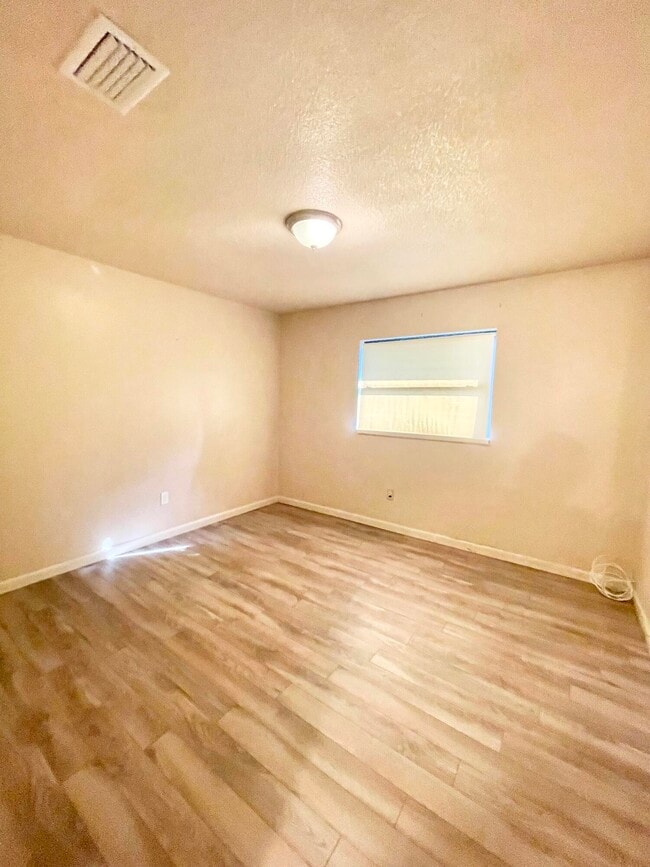 Building Photo - 3025 Briarwood Ln