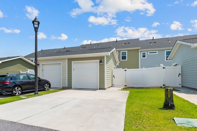 Building Photo - Stylish 4-Bedroom Townhome with Backyard O...