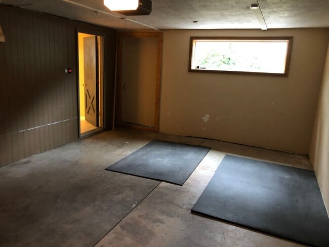 Building Photo - Updated 3 bedroom 3 bath house in Eugene!