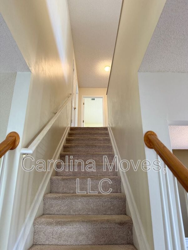 Building Photo - 4 Bay Hill Dr