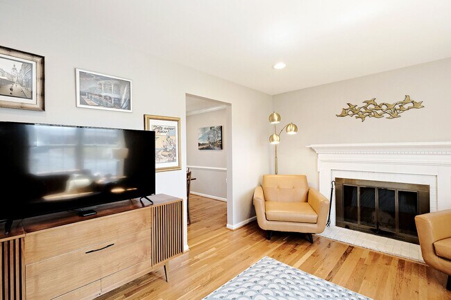 Building Photo - Spacious Pet-Friendly Hollymead Home With Updates