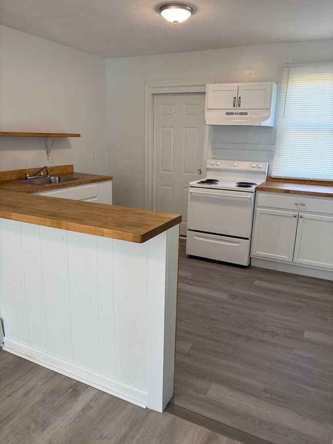 Building Photo - Charming 2-Bedroom Home with Spacious Yard