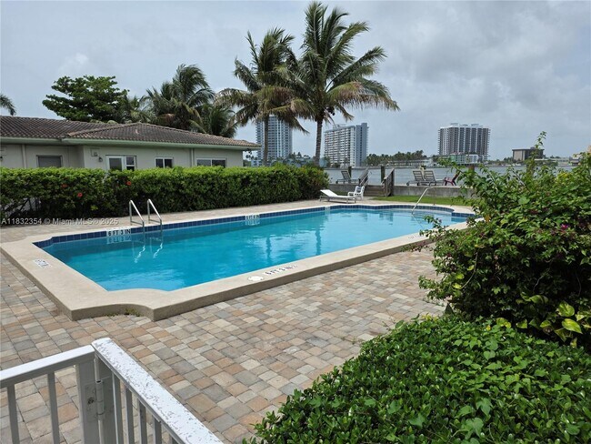 Building Photo - 2250 Bay Dr