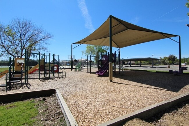 Building Photo - MOVE IN SPECIAL OF $500 OFF FIRST MONTHS RENT!