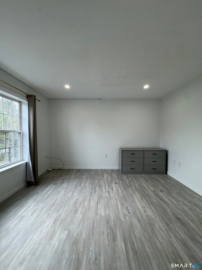 Building Photo - 136 W Cedar St