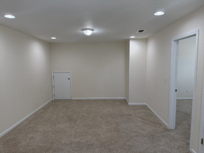 Building Photo - For Rent- Beautiful Home with 4 Bed, 2.5 Bath, PLUS a loft in Northside Jacksonville!