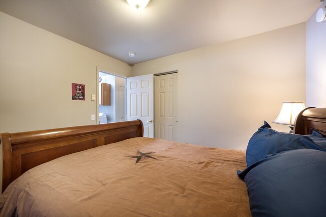 Building Photo - Fully furnished w/ internet and utilities included