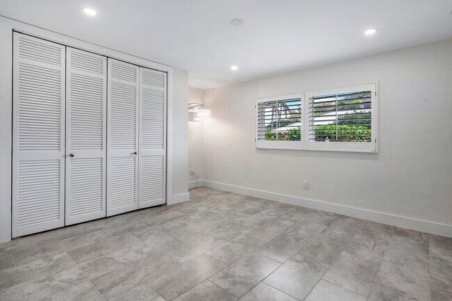 Building Photo - 2021 NW 3rd Ave