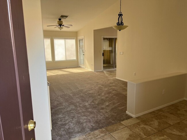 Building Photo - Move in Quick! 2 Bedroom Townhome in Sun C...