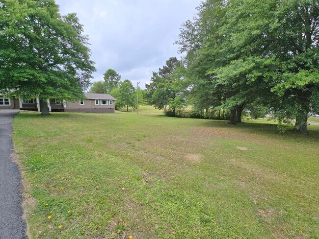 Building Photo - 5 Bedroom, 2 Bath