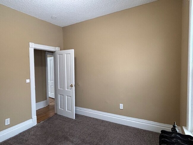 Building Photo - 548 Minnehaha Ave E