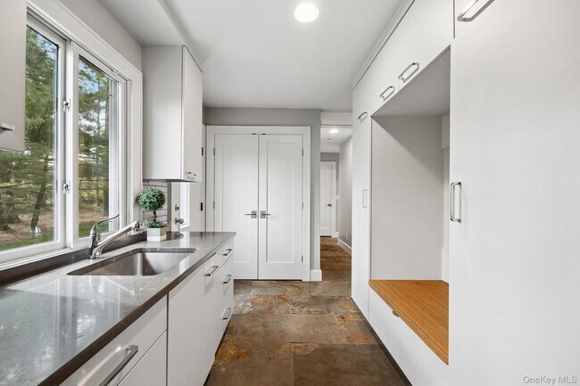 Building Photo - 4 Mohican Trail