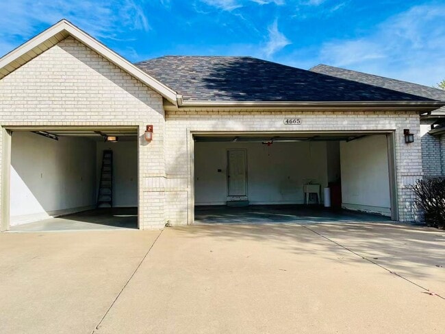 Building Photo - 5 bedroom and 3 bathroom two level house