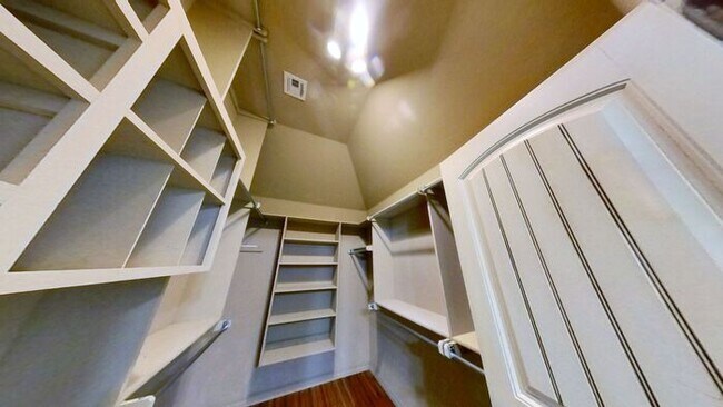 Building Photo - Yukon 4 Bed