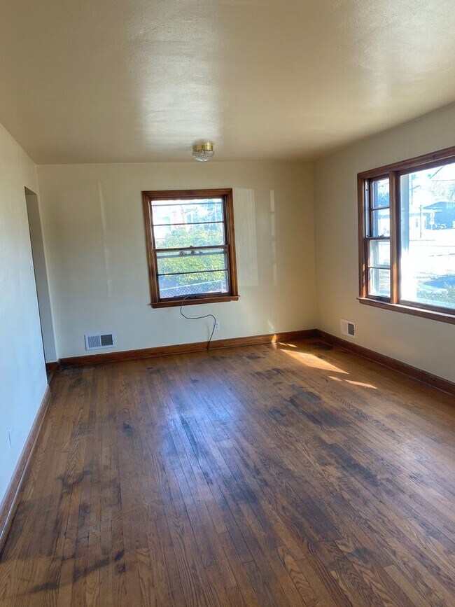 Building Photo - 3 Bedroom, 1 Bath Ranch In Roanoke County