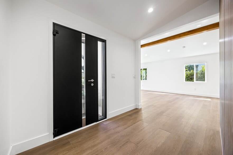 Building Photo - 212 W 64th St