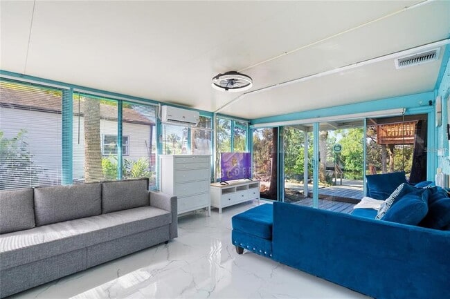 Building Photo - 8825 Oak St